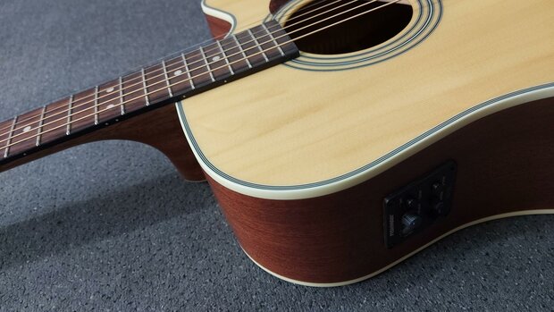 Cort MR600F Dreadnought met Fishman Isys Plus voorversterking