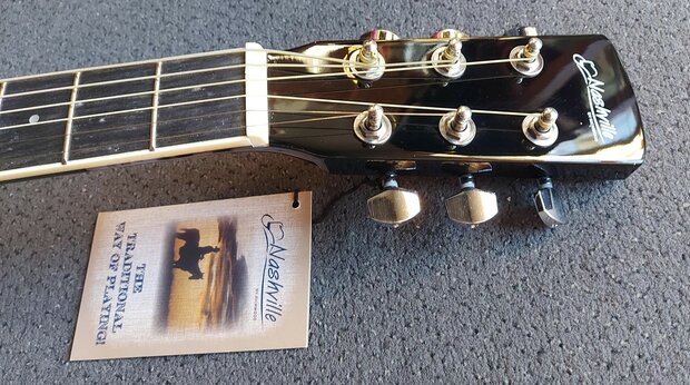 Nashville by Richwood, Dreadnought electro-akoestische gitaar, sunburst met dikke hoes