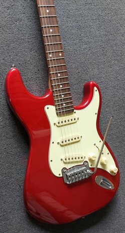 G&L Legacy Candy Apple Red RW, matching headstock