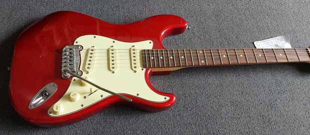 G&L Legacy Candy Apple Red RW, matching headstock
