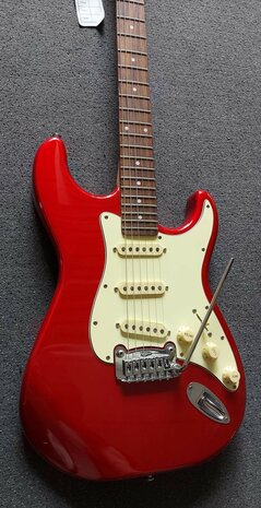 G&L Legacy Candy Apple Red RW, matching headstock