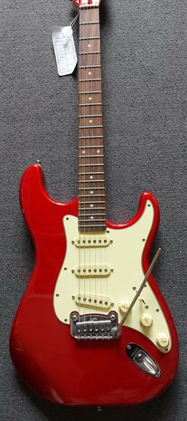 G&L Legacy Candy Apple Red RW, matching headstock