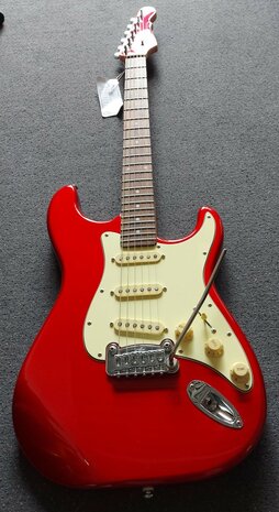 G&L Legacy Candy Apple Red RW, matching headstock