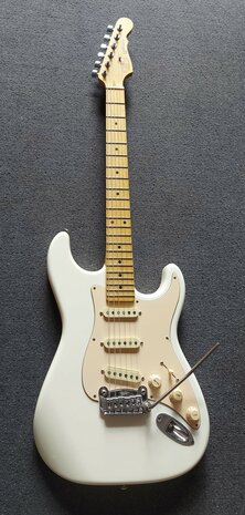 G&L Legacy USA White MP met stevige Tolex Case en certificaat van echtheid