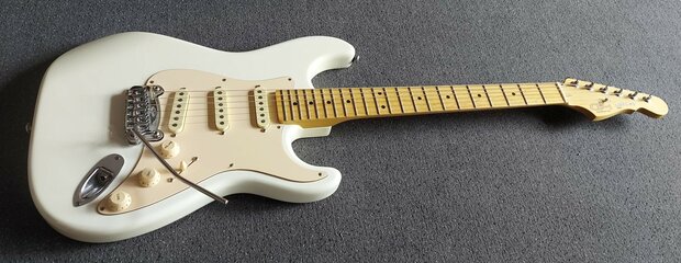G&L Legacy USA White MP met stevige Tolex Case en certificaat van echtheid