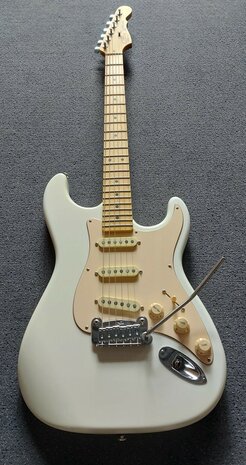 G&L Legacy USA White MP met stevige Tolex Case en certificaat van echtheid