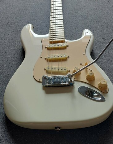G&L Legacy USA White MP met stevige Tolex Case en certificaat van echtheid