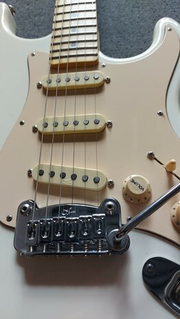 G&L Legacy USA White MP met stevige Tolex Case en certificaat van echtheid