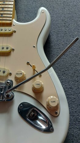 G&L Legacy USA White MP met stevige Tolex Case en certificaat van echtheid