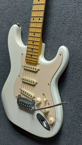 G&L Legacy USA White MP met stevige Tolex Case en certificaat van echtheid