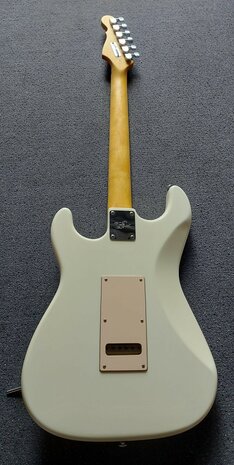 G&L Legacy USA White MP met stevige Tolex Case en certificaat van echtheid