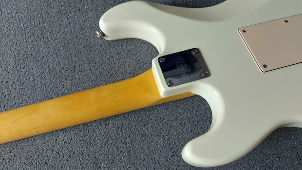 G&L Legacy USA White MP met stevige Tolex Case en certificaat van echtheid