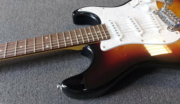 G&L Tribute Legacy Standard, 3-tone Sunburst