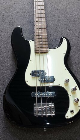 EKO PJ-model basgitaar, nu met baspakket