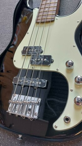 EKO PJ-model basgitaar, nu met baspakket