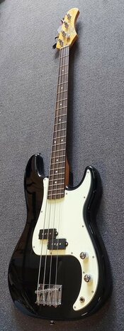 EKO PB-model basgitaar, nu met baspakket