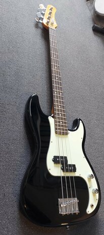 EKO PB-model basgitaar, nu met baspakket