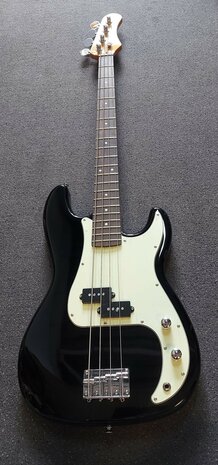 EKO PB-model basgitaar, nu met baspakket