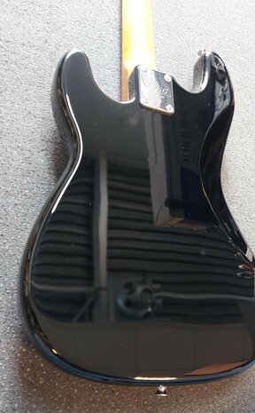 EKO PB-model basgitaar, nu met baspakket