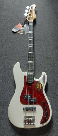 Sire Marcus Miller P7+ Alder 4-snarige basgitaar, Antique White, 2nd Gen
