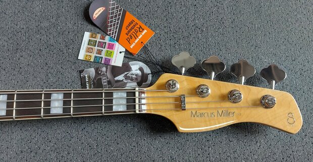 Sire Marcus Miller P7+ Alder 4-snarige basgitaar, Antique White, 2nd Gen