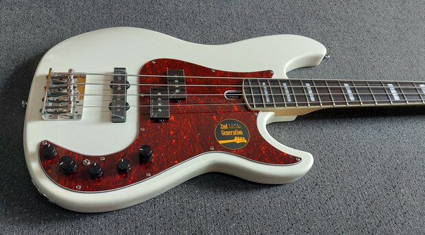 Sire Marcus Miller P7+ Alder 4-snarige basgitaar, Antique White, 2nd Gen
