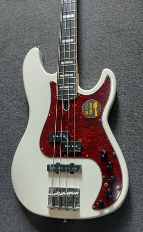 Sire Marcus Miller P7+ Alder 4-snarige basgitaar, Antique White, 2nd Gen
