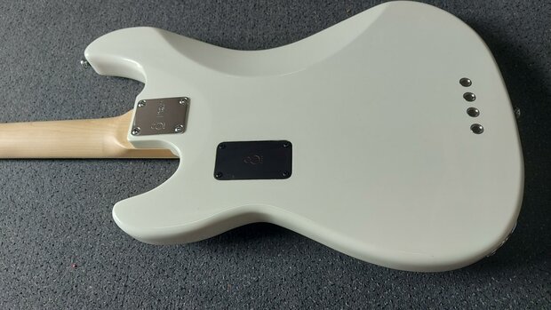 Sire Marcus Miller P7+ Alder 4-snarige basgitaar, Antique White, 2nd Gen