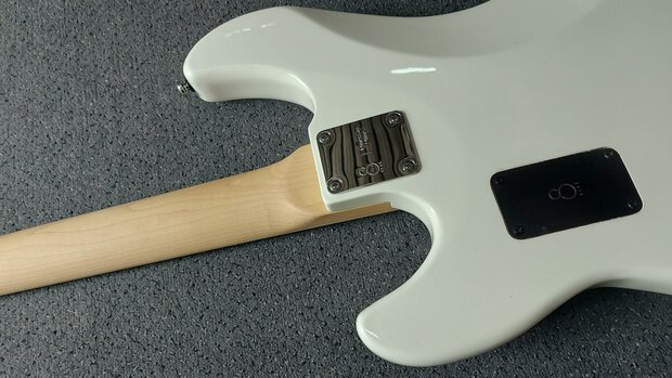 Sire Marcus Miller P7+ Alder 4-snarige basgitaar, Antique White, 2nd Gen