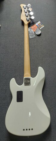 Sire Marcus Miller P7+ Alder 4-snarige basgitaar, Antique White, 2nd Gen