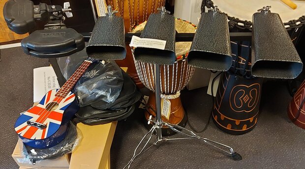 Cowbellset Statief met 4 cowbells zwart gemoffeld en 2 jamblocks