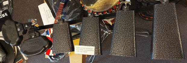 Cowbellset Statief met 4 cowbells zwart gemoffeld en 2 jamblocks