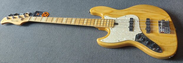 Sire Marcus Miller V7 linkshandig, swamp ash 4-string natural, tijdelijk met gevoerde hoes