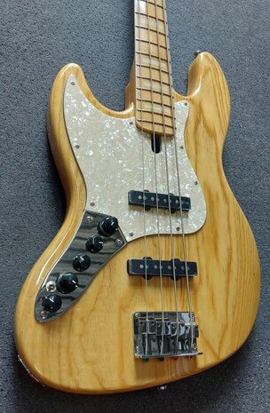 Sire Marcus Miller V7 linkshandig, swamp ash 4-string natural, tijdelijk met gevoerde hoes