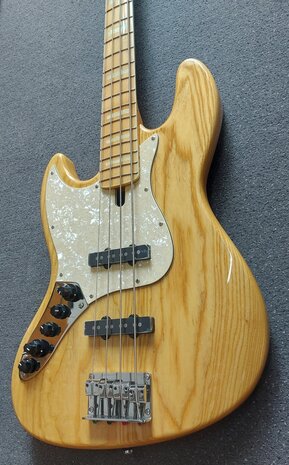 Sire Marcus Miller V7 linkshandig, swamp ash 4-string natural, tijdelijk met gevoerde hoes