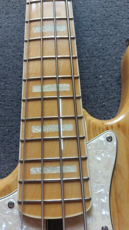 Sire Marcus Miller V7 linkshandig, swamp ash 4-string natural, tijdelijk met gevoerde hoes