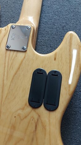 Sire Marcus Miller V7 linkshandig, swamp ash 4-string natural, tijdelijk met gevoerde hoes