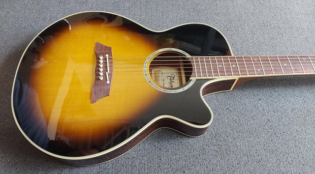 Takamine TN138C Sunburst Thinline met koffer
