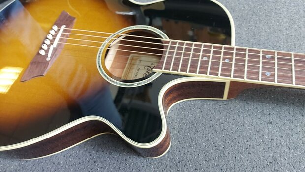 Takamine TN138C Sunburst Thinline met koffer