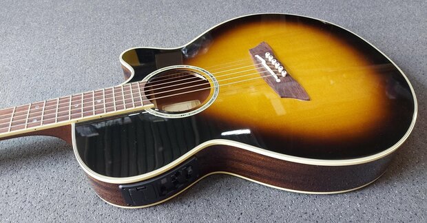 Takamine TN138C Sunburst Thinline met koffer