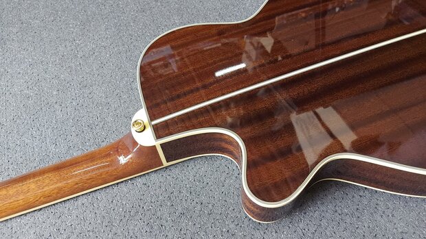 Takamine TN138C Sunburst Thinline met koffer