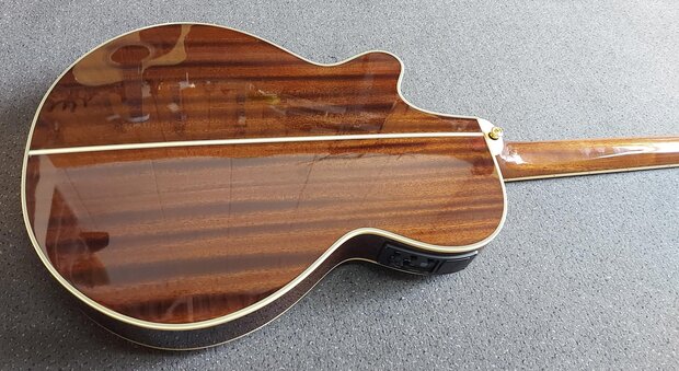Takamine TN138C Sunburst Thinline met koffer