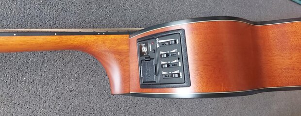 Takamine GLN11ENS Okoume, nu met gevoerde hoes