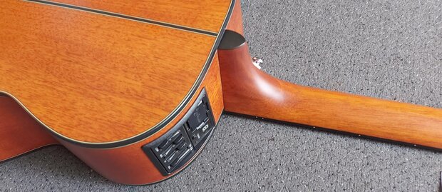 Takamine GLN11ENS Okoume, nu met gevoerde hoes