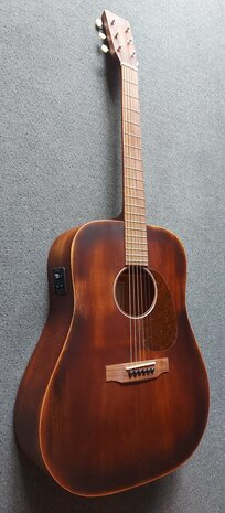 Sigma DM-15E-AGED electro-akoestische dreadnought, aged old whiskey barrel