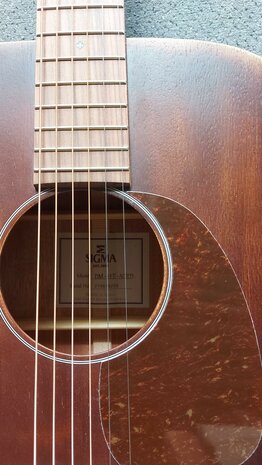 Sigma DM-15E-AGED electro-akoestische dreadnought, aged old whiskey barrel