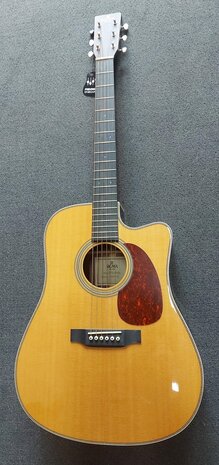 Sigma DTC-28HE+ dreadnought, nu met koffer