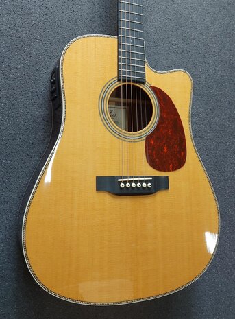 Sigma DTC-28HE+ dreadnought, nu met koffer