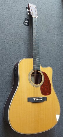 Sigma DTC-28HE+ dreadnought, nu met koffer