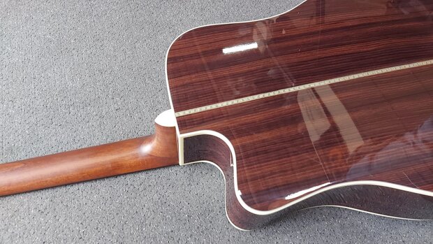 Sigma DTC-28HE+ dreadnought, nu met koffer